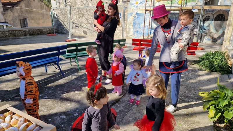 Maškarana zabava u dvorištu vrtića