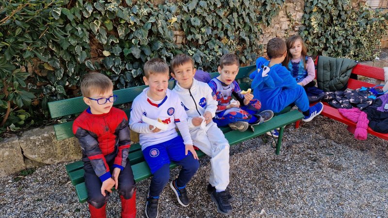 Maškarana zabava u dvorištu vrtića