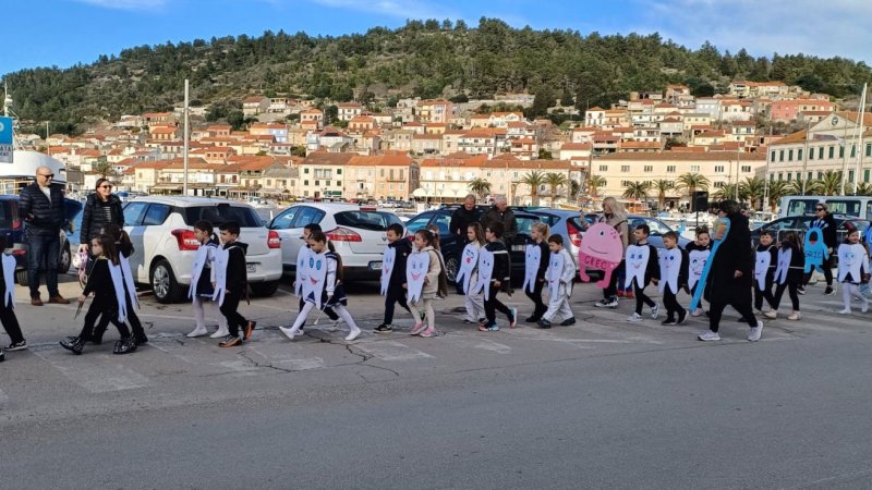 Predškolci u maškaranoj povorci na pokladni utorak