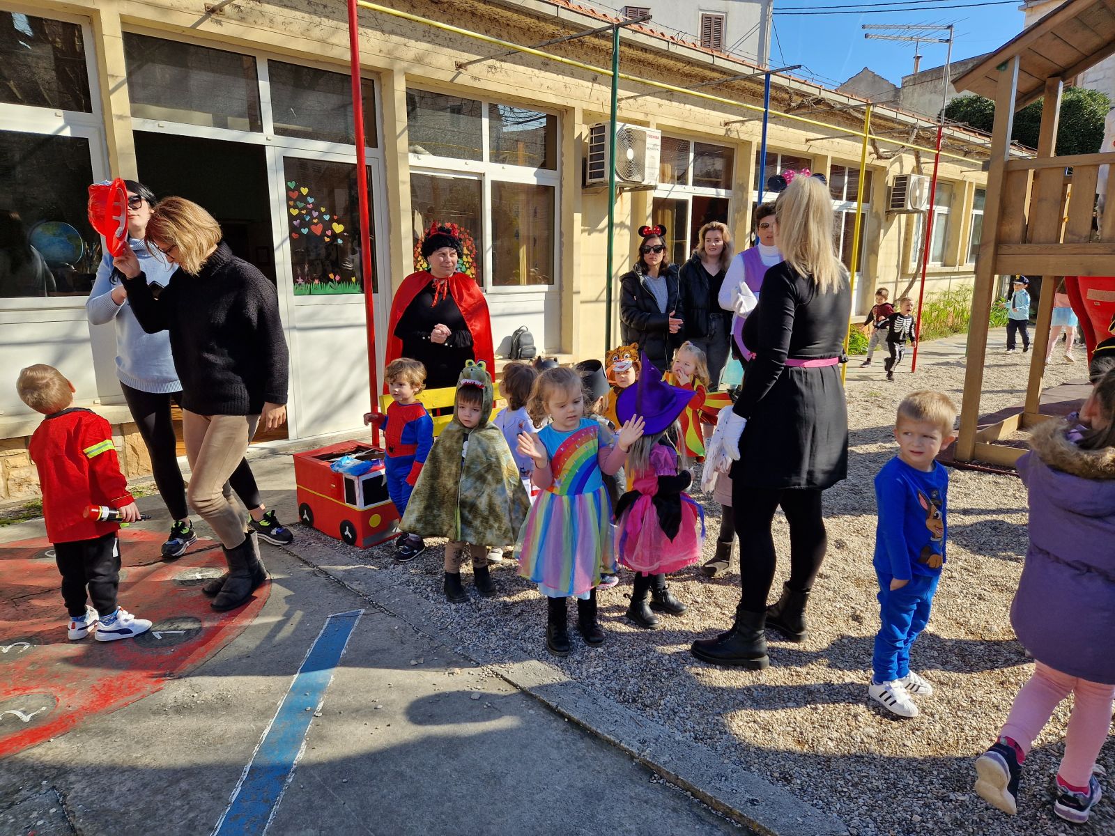 Maškarana zabava u dvorištu vrtića