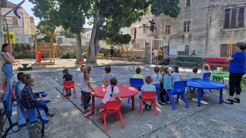 Uređenje dvorišta u suradnji s DVD-om Vela Luka i Komunalcom