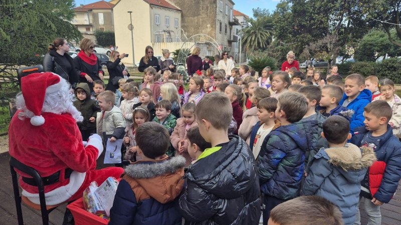 Djed Božićnjak posjetio vrtić